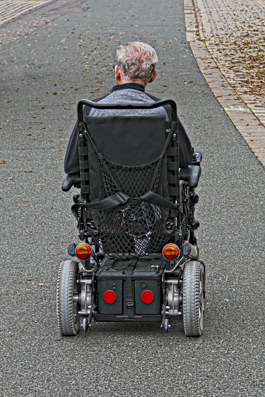 wheelchair-users-2814628_1280